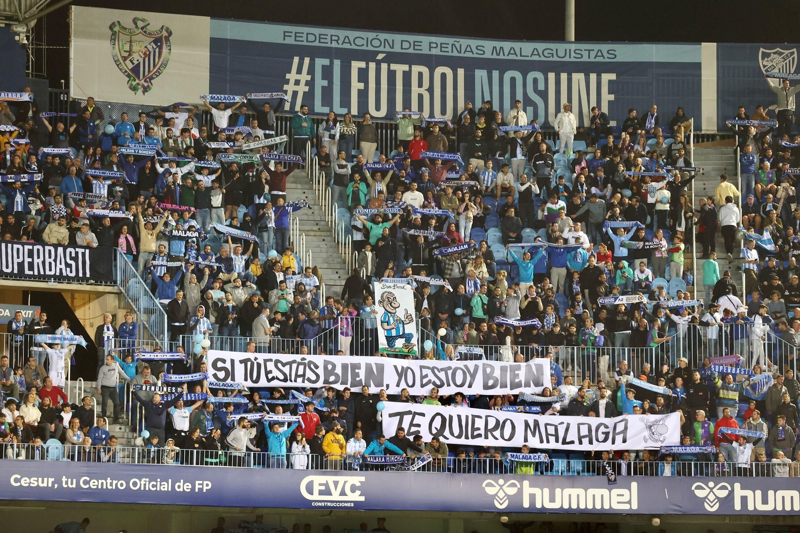 Aficionados del Málaga animan en La Rosaleda durante el duelo de la primera vuelta.