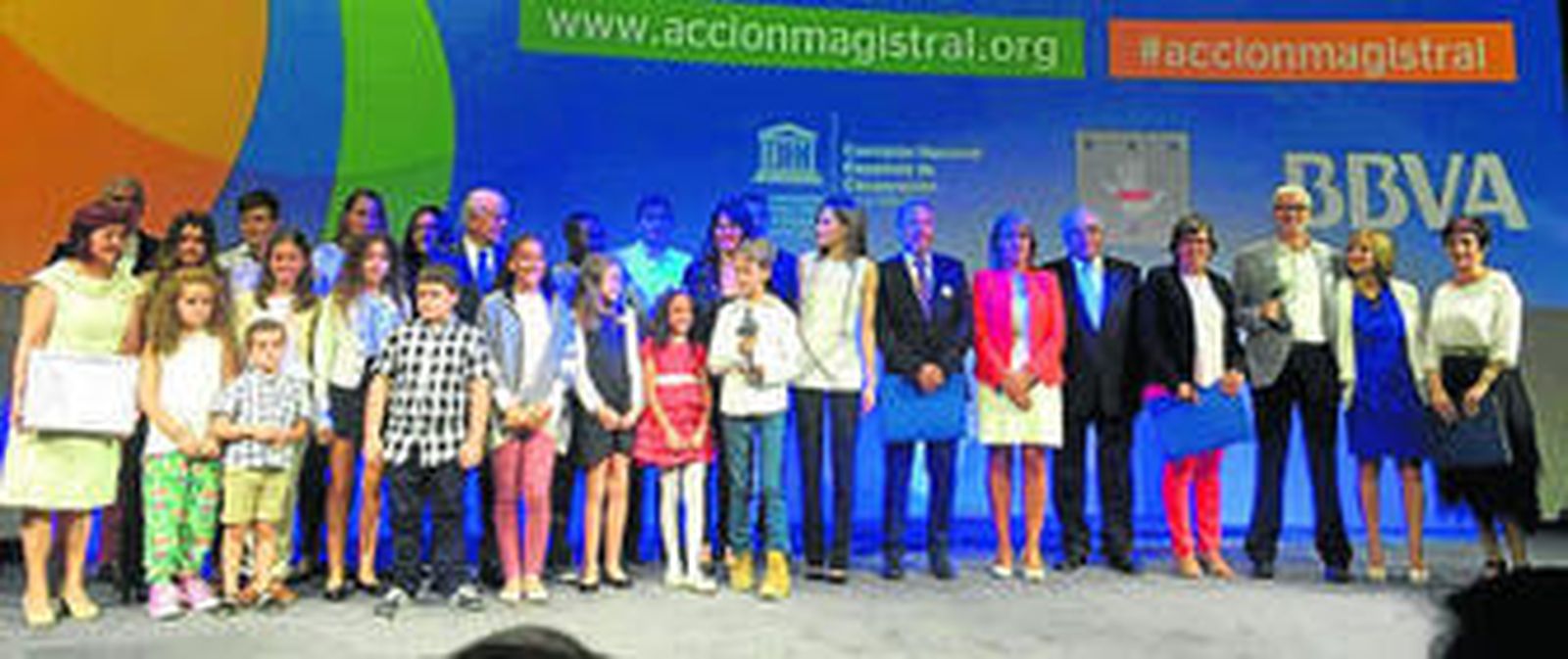 La reina Letizia entregó ayer este galardón al colegio público Atalaya de Atarfe, al que premian por su proyecto que busca la igualdad social en el municipio.