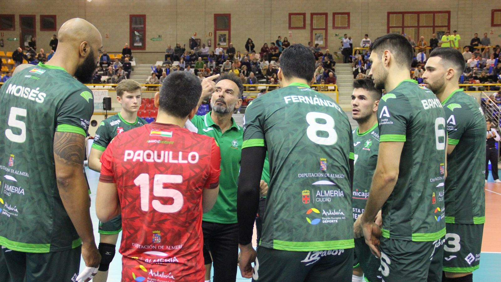 Manolo Berenguel da indicaciones a los suyos