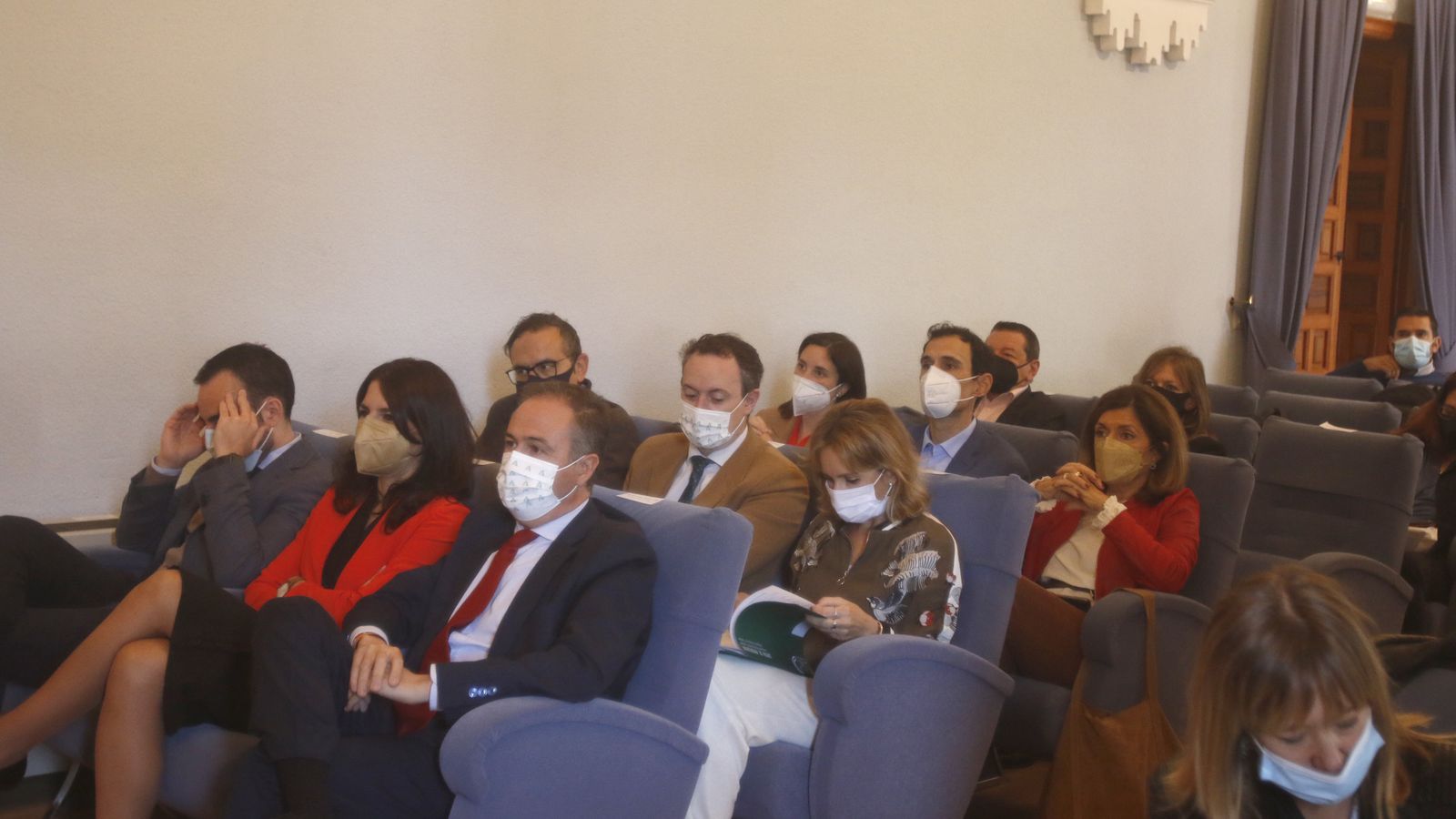 Los delegados y directores territoriales siguen la presentación de los presupuestos.