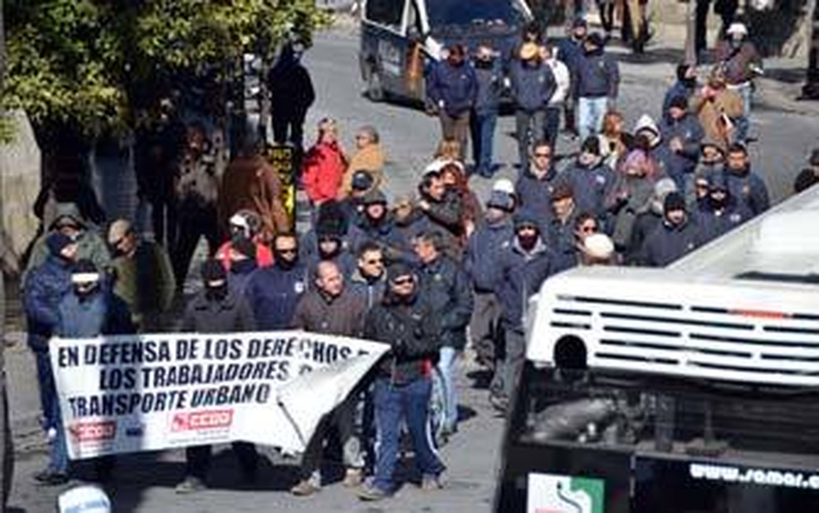 Los trabajadores de Urbanos Amarillos se dirigen hacia calle Larga./Manuel Aranda