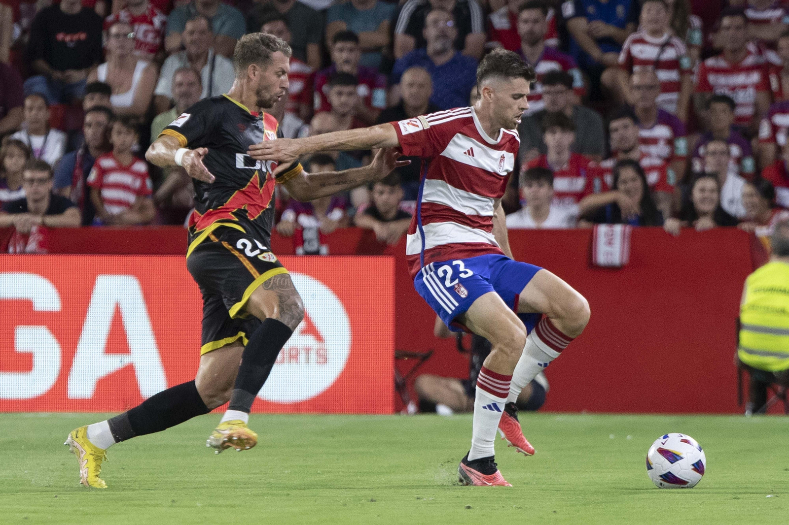 Gumbau aguanta la presión de un jugador del Rayo Vallecano.