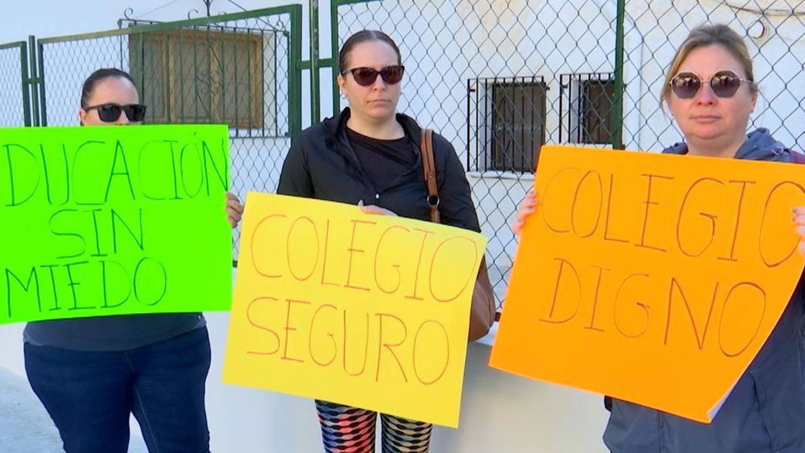 Madres del CEIP Custodio Puga de Torre del Mar, en una protesta junto al centro Madres del CEIP Custodio Puga de Torre del Mar, en una protesta junto al centro