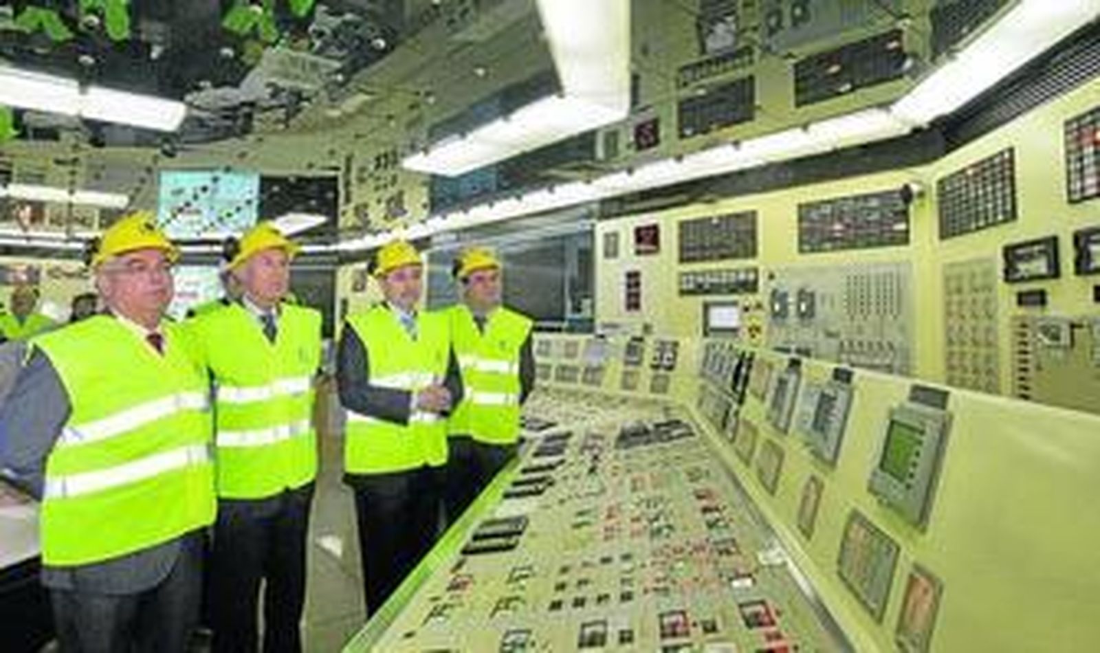 Julián Lacalle, Juan José López Garzón, José Ribelles y Andrés Heras, en el centro de control.