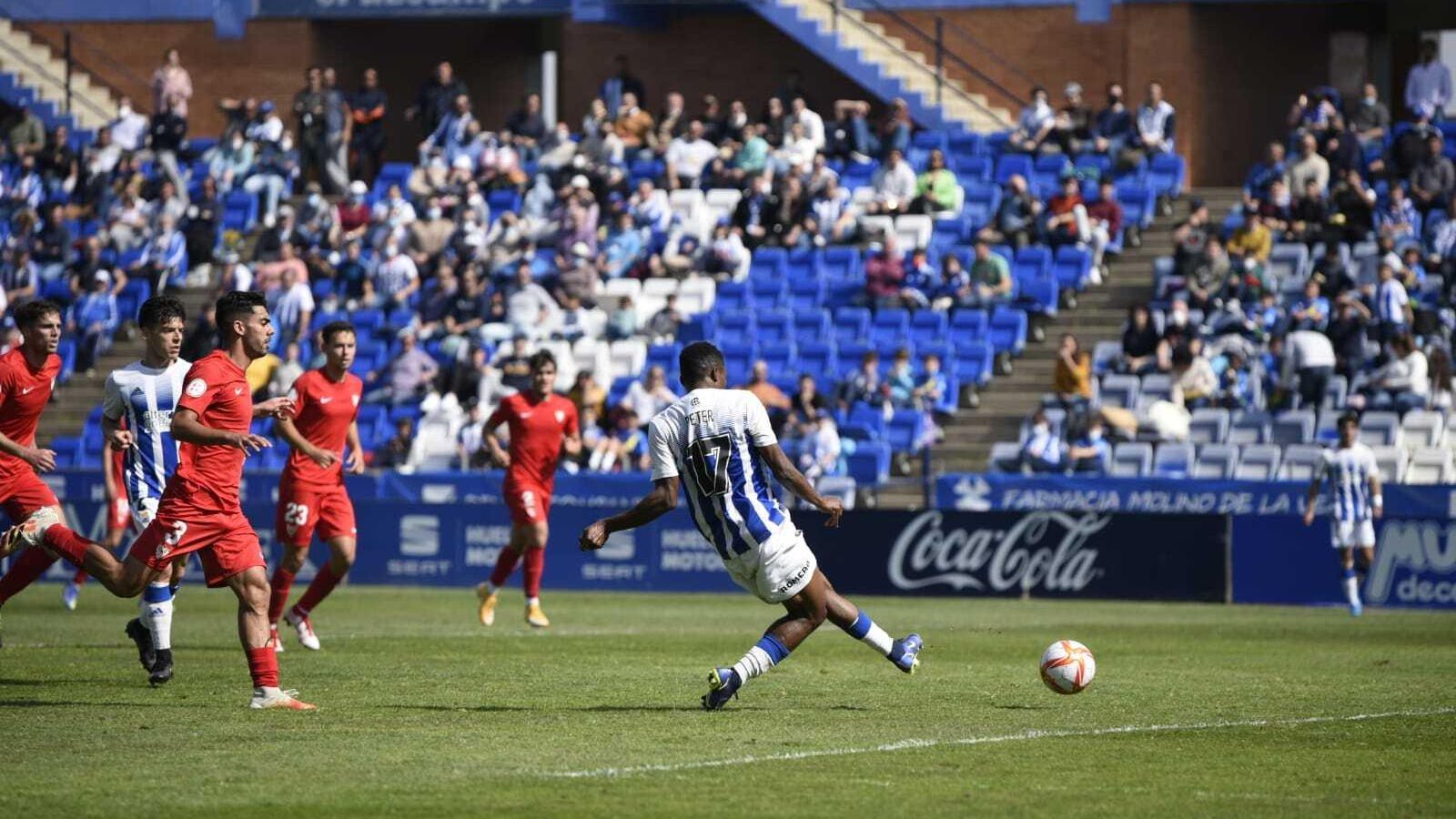 Peter se unió a la fiesta; en la imagen marca el 3-0.