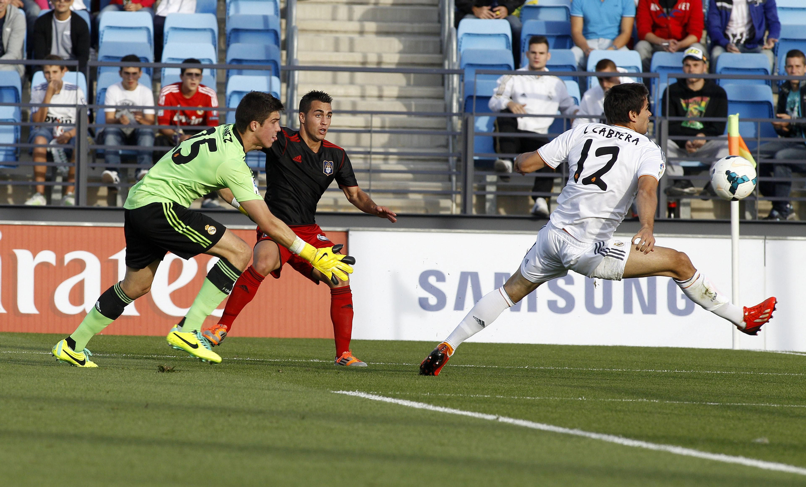 Joselu observa el balón que él mismo lanza a portería y que supondría el primer tanto del Recre en Valdebebas en la 13/14.
