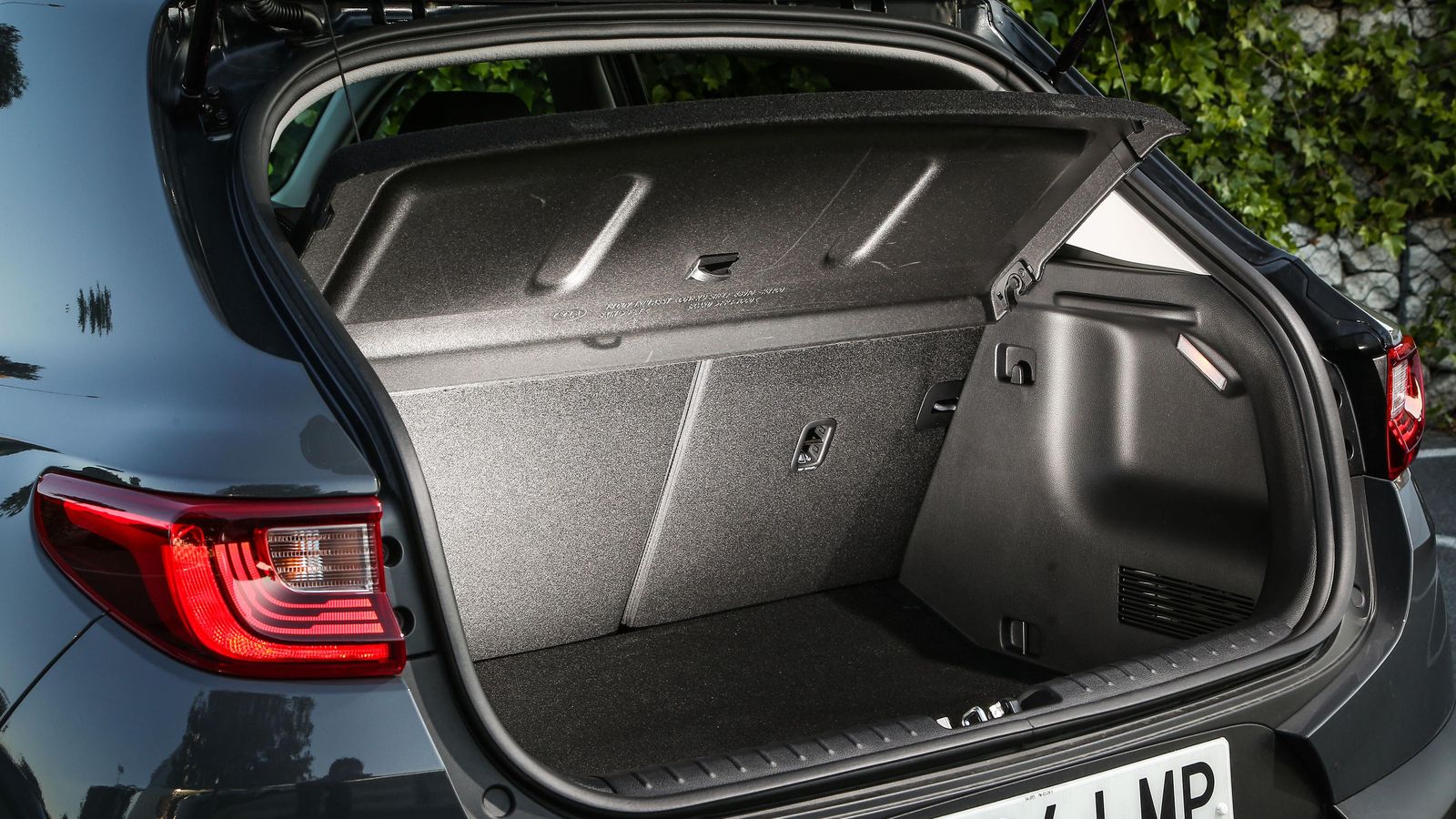 No hay variación en cuanto al espacio habitable, tampoco en relación al maletero: mantiene los 352 litros. Eso sí, en las versiones microhíbridas bajo el maletero está la batería de 440 Wh y en las que llevan el 1.2 DPi el kit reparapinchazos.