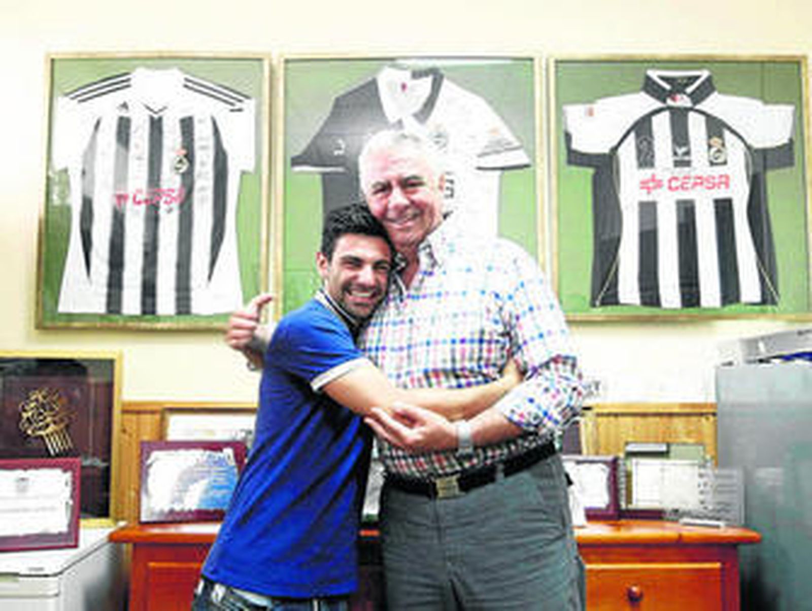 Javier Gallardo y Alfredo Gallardo se abrazan tras plasmar la renovación ayer.