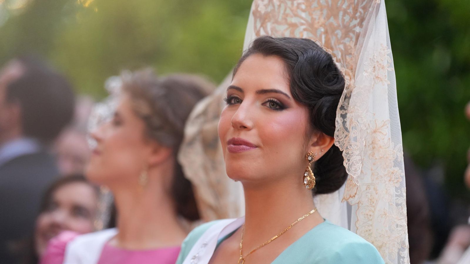 Una mujer con mantilla, en la procesión.