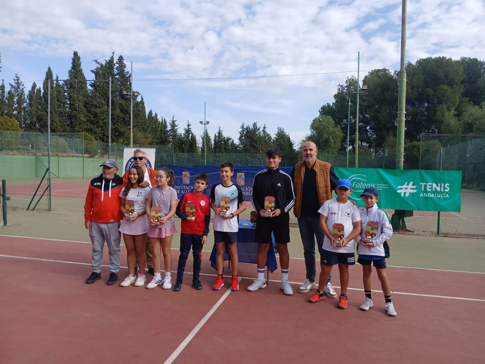 Los distintos ganadores de la prueba celebrada en Albox posan sobre la pista con sus respectivos trofeos.
