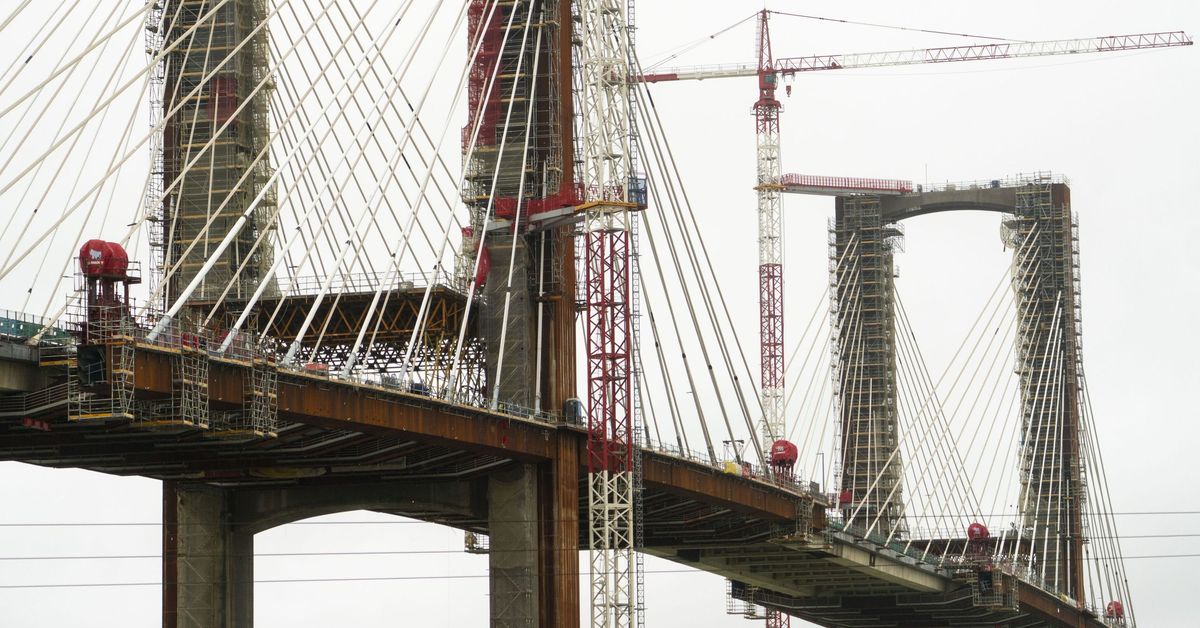 El alcalde de Sevilla acusa al Gobierno de "castigar" a la ciudad con la obra del puente del Centenario