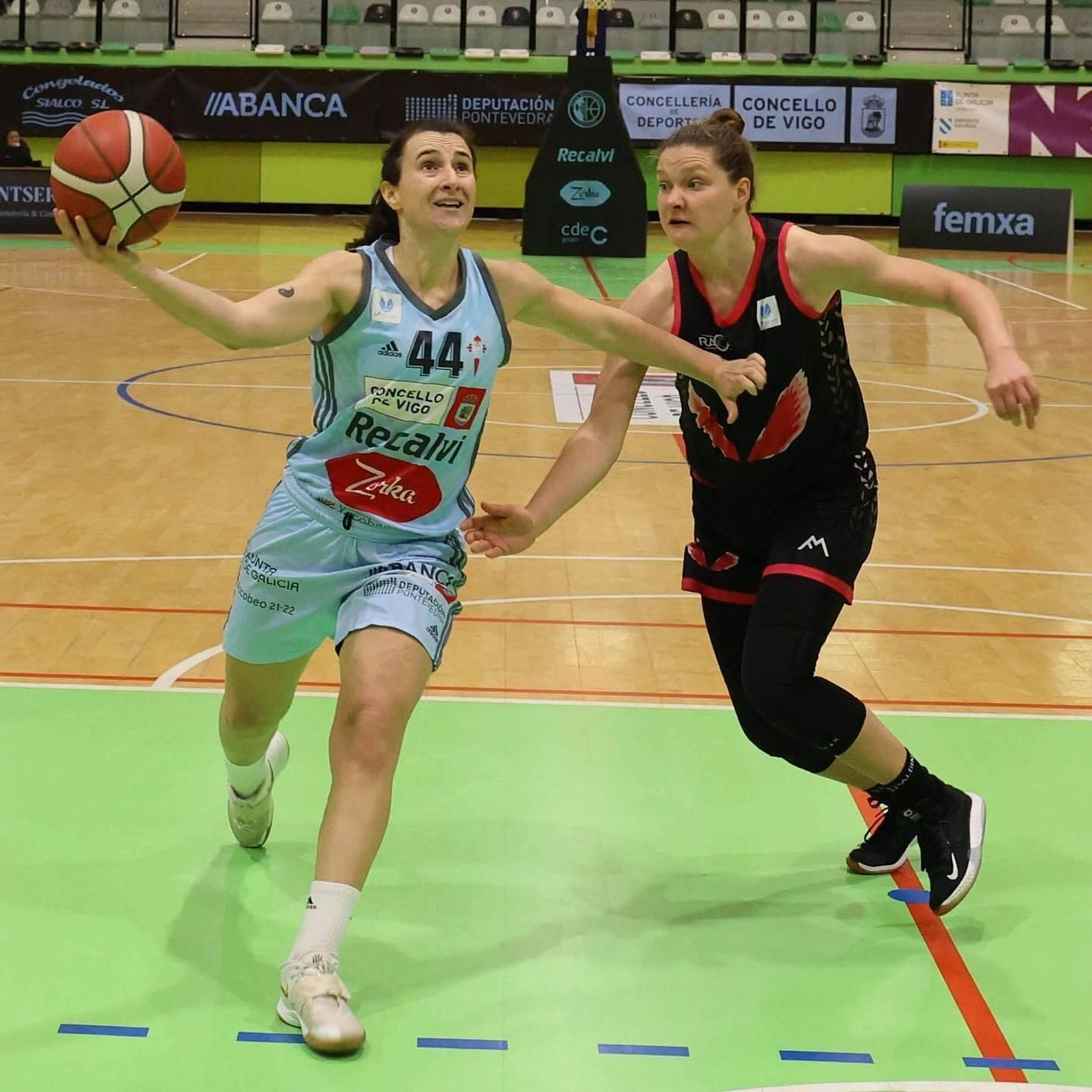 Sara Castro durante una penetración a canasta con el conjunto vigués.