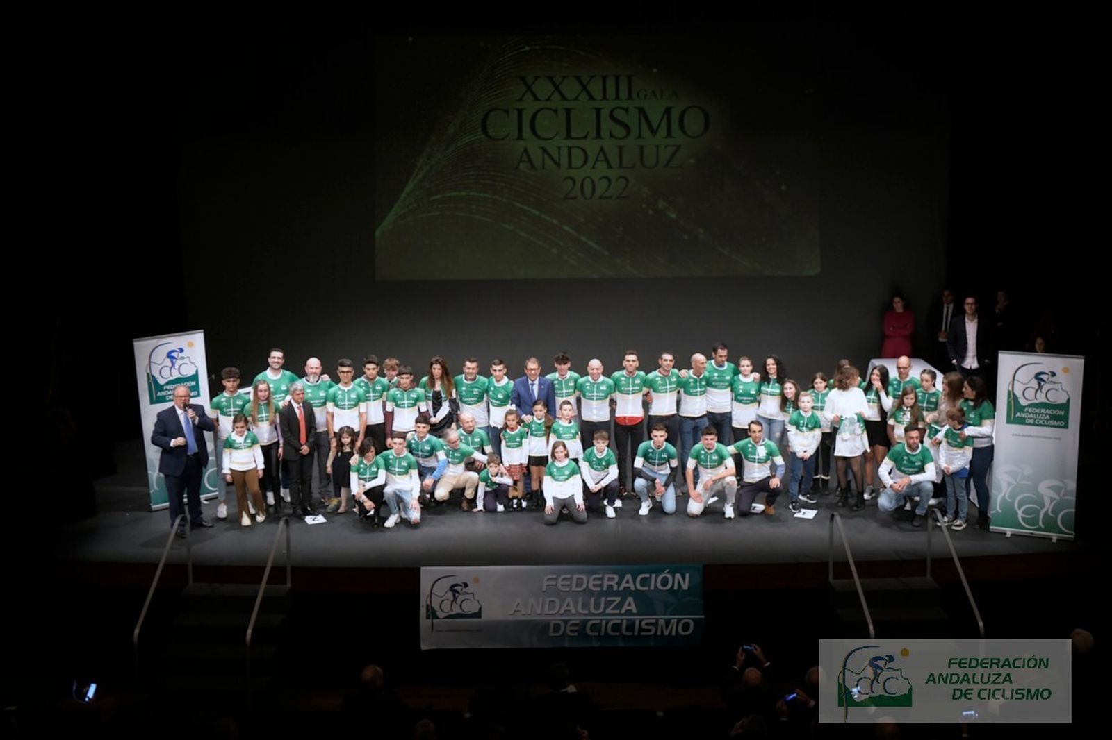 Foto de familia de algunos de los premiados en la Gala del Ciclismo Andaluz en el Villamarta.