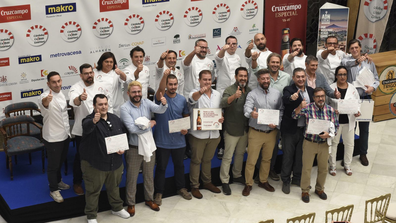 Premiados junto al jurado.