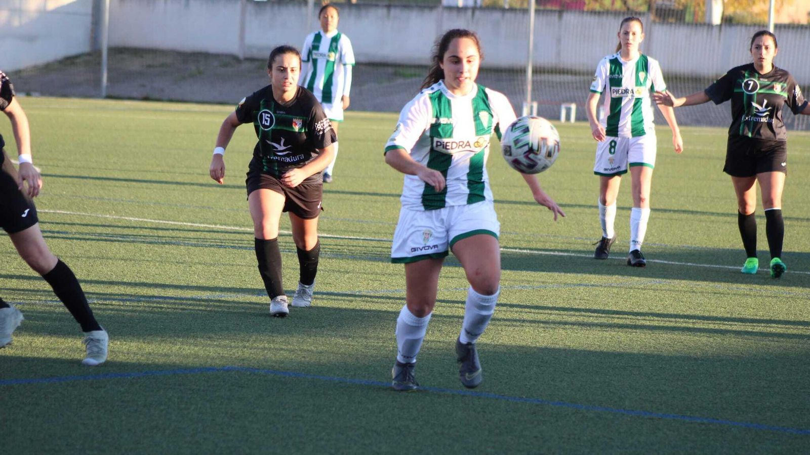 Ana Ocón controla el balón ante la presencia de una rival.