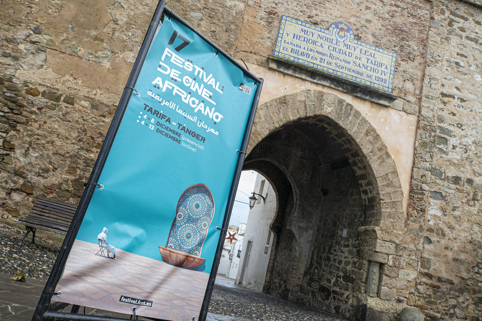 Un cartel del festival ante la Puerta de Jerez, una de las entradas al casco histórico de Tarifa.