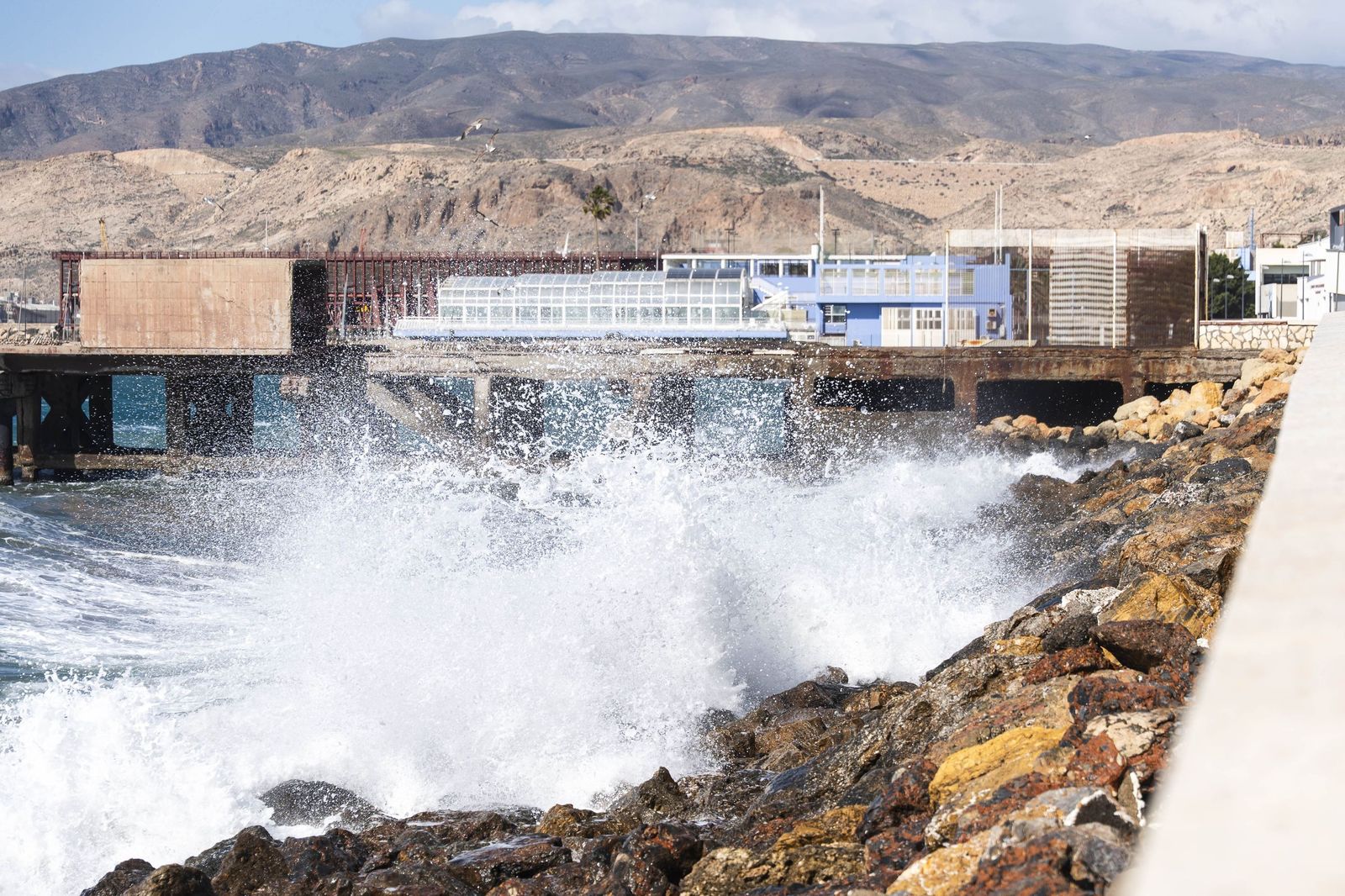 Las imágenes del viento que sacude Almería con rachas de hasta 93 km/h
