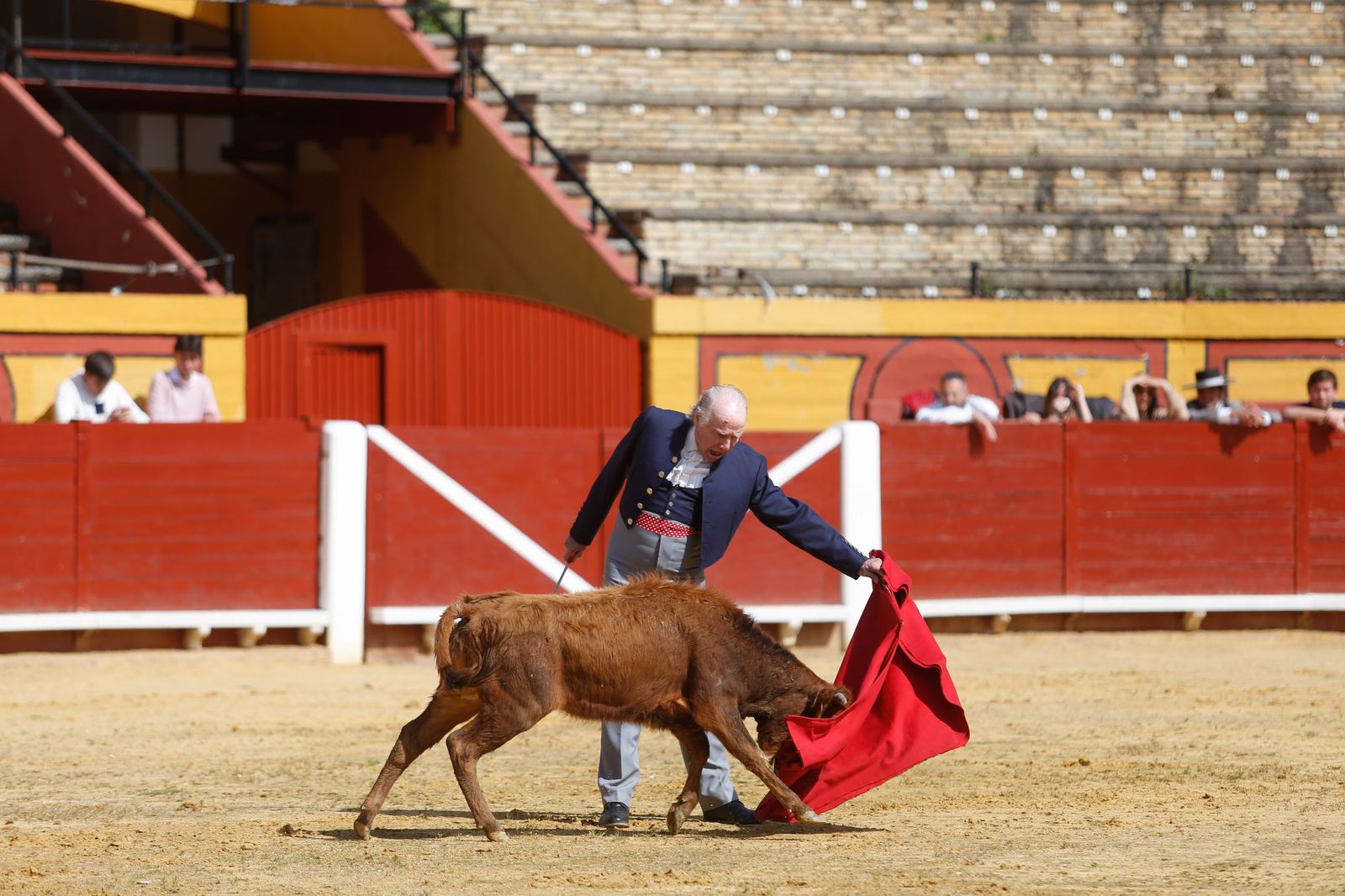 La clase magistral solidaria de Miguelete en la plaza de toros de Las Palomas de Algeciras, en imágenes