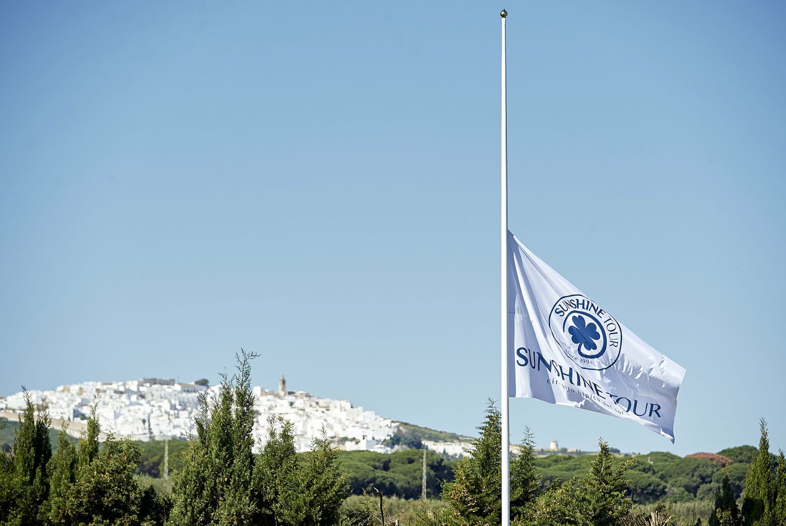 La bandera del Circuito ondea a media asta por el trágico fallecimiento del lunes.