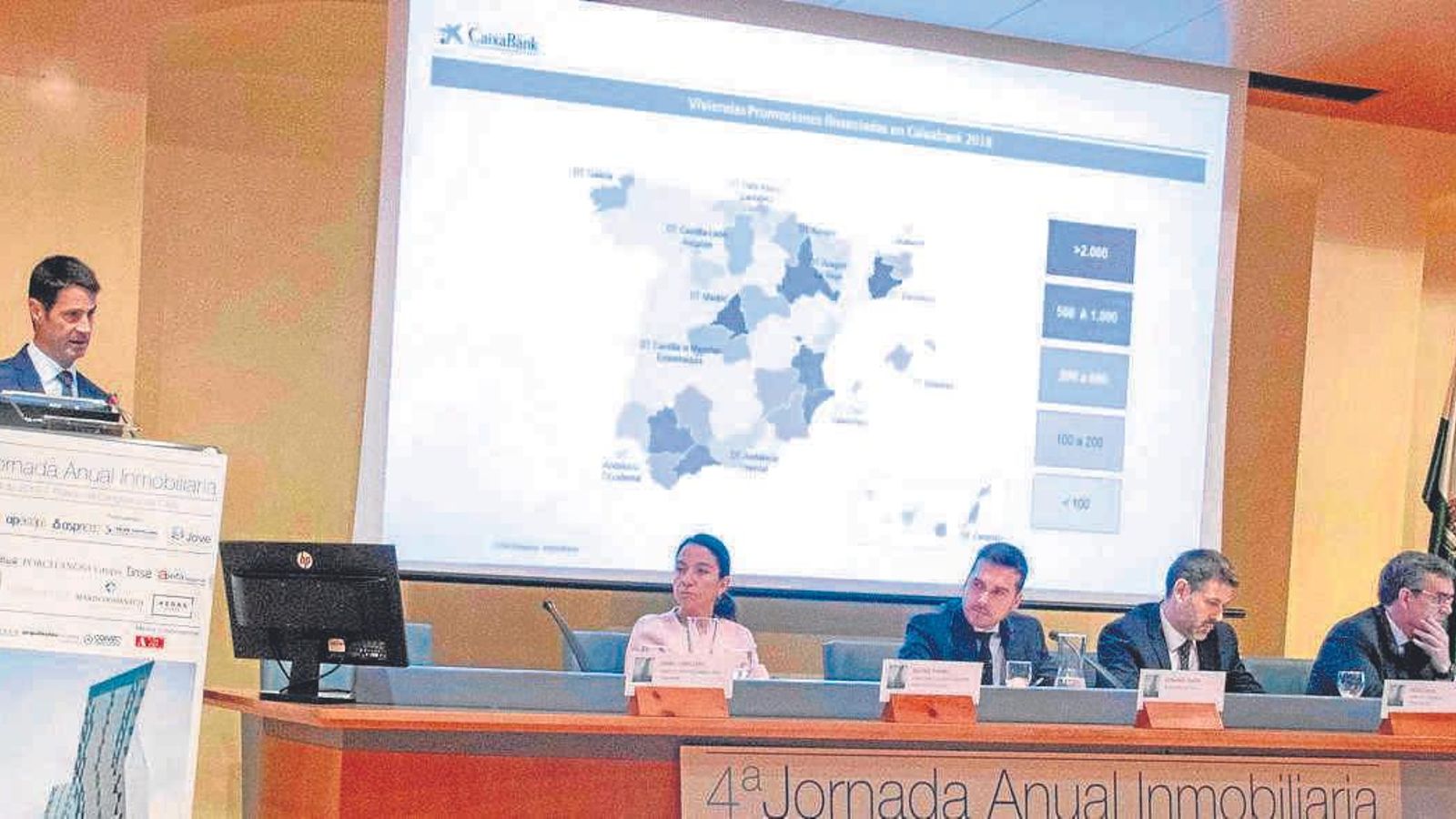 Primera ponencia, moderada por Fernando García de Jove, versada sobre la Evolución del Sector Inmobiliario.