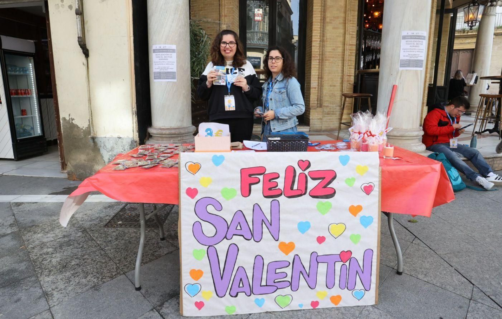 Mesa de Aspanido Jerez en la calle Larga junto al Gallo Azul.