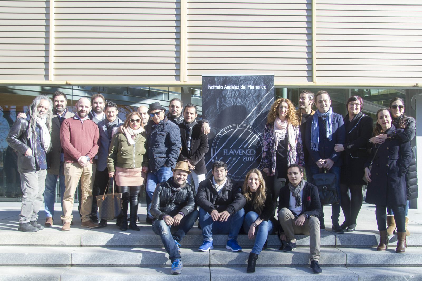 La directora del Instituto Andaluz del Flamenco, María Ángeles Carrasco, ayer junto a algunos de los artistas que participan en la nueva temporada del ciclo.