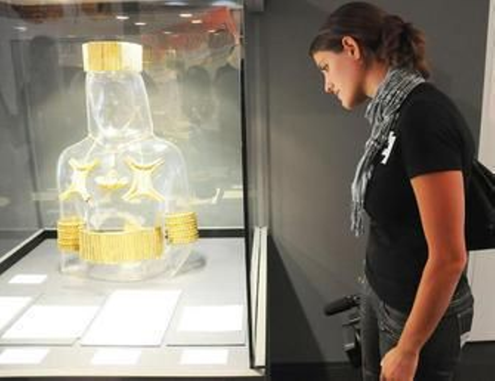 Detalle del busto de metacrilato que luce una réplica del tesoro que se exhibe desde ayer en el Arqueológico.