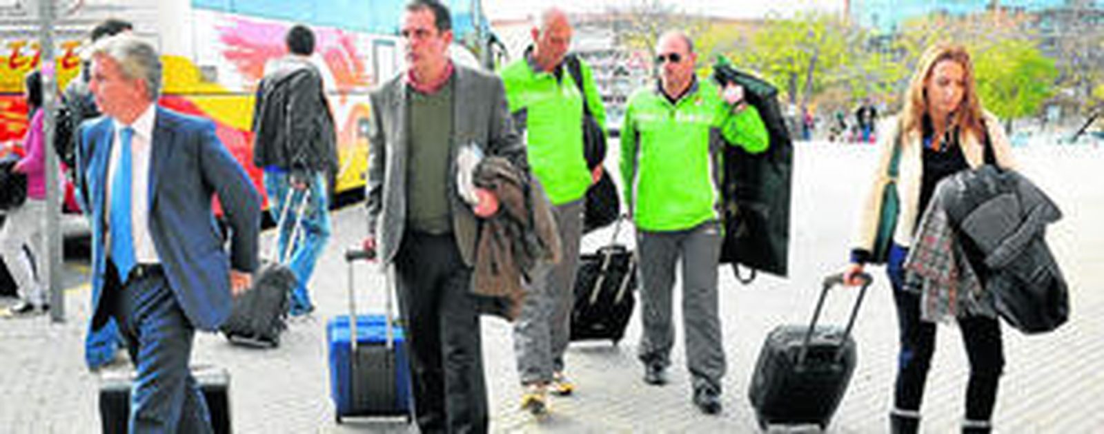 Miguel Guillén, el consejero León Lasa, Tomás Calero, Pepe Mel y Patricia Ramírez, psicóloga del equipo, en San Justa.