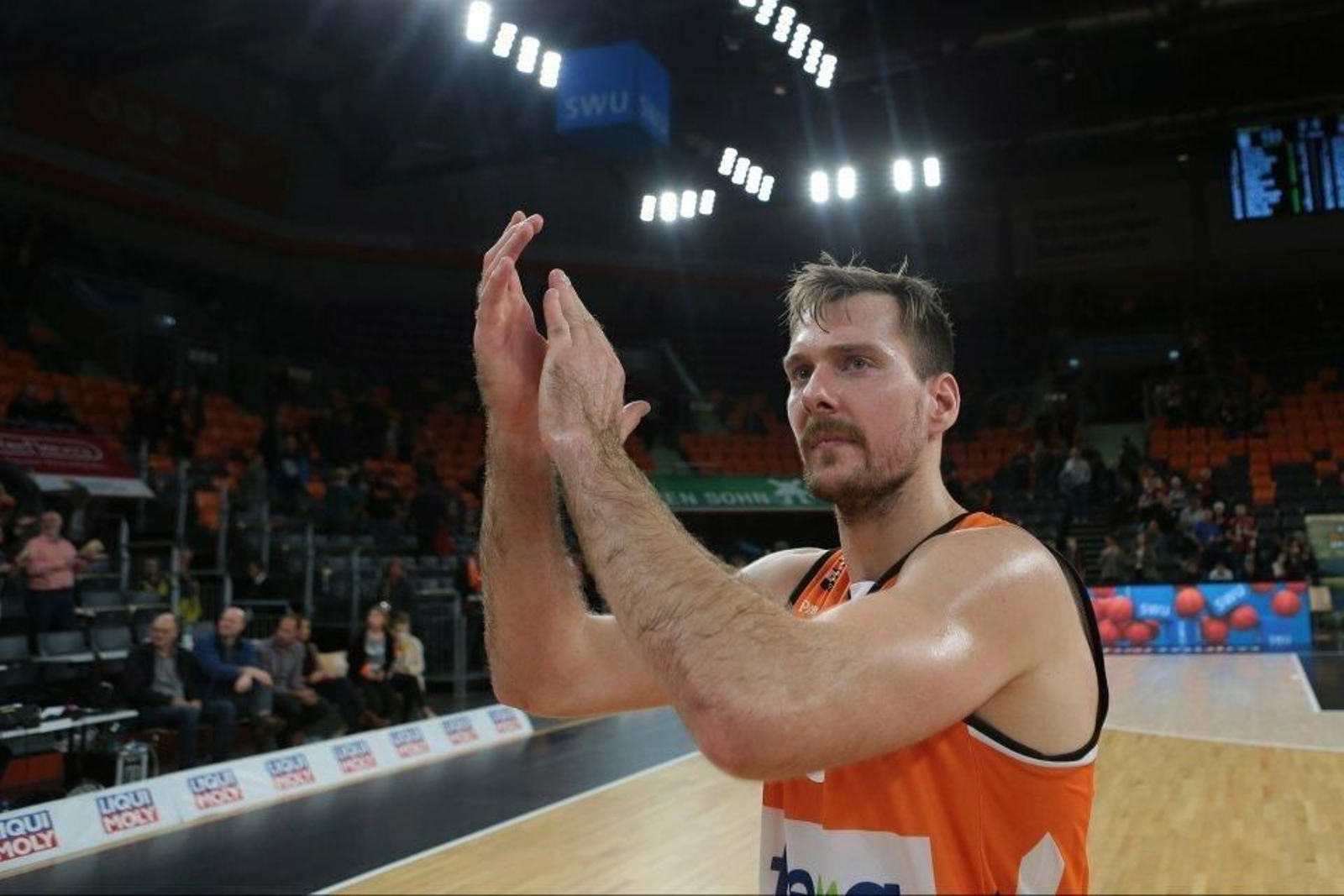 Zoran Dragic saluda a la afición del Ulm.