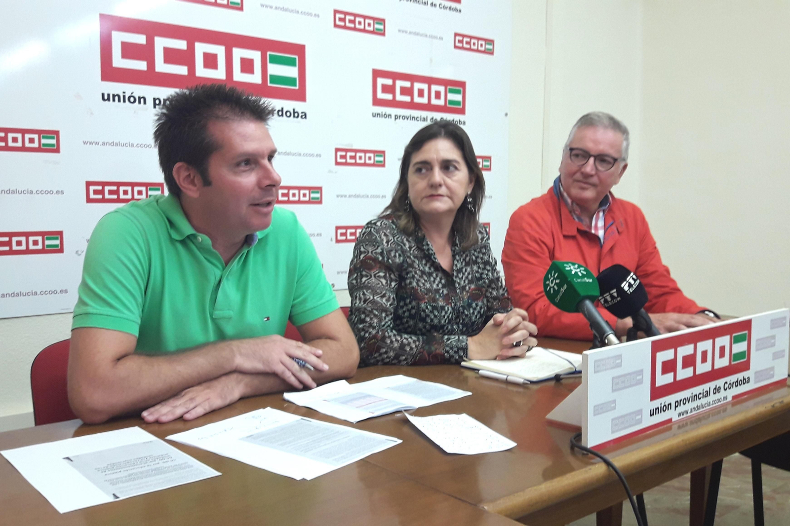 Francisco Cobos, Marina Borrego y Manuel Luna, en la sede de CCOO.