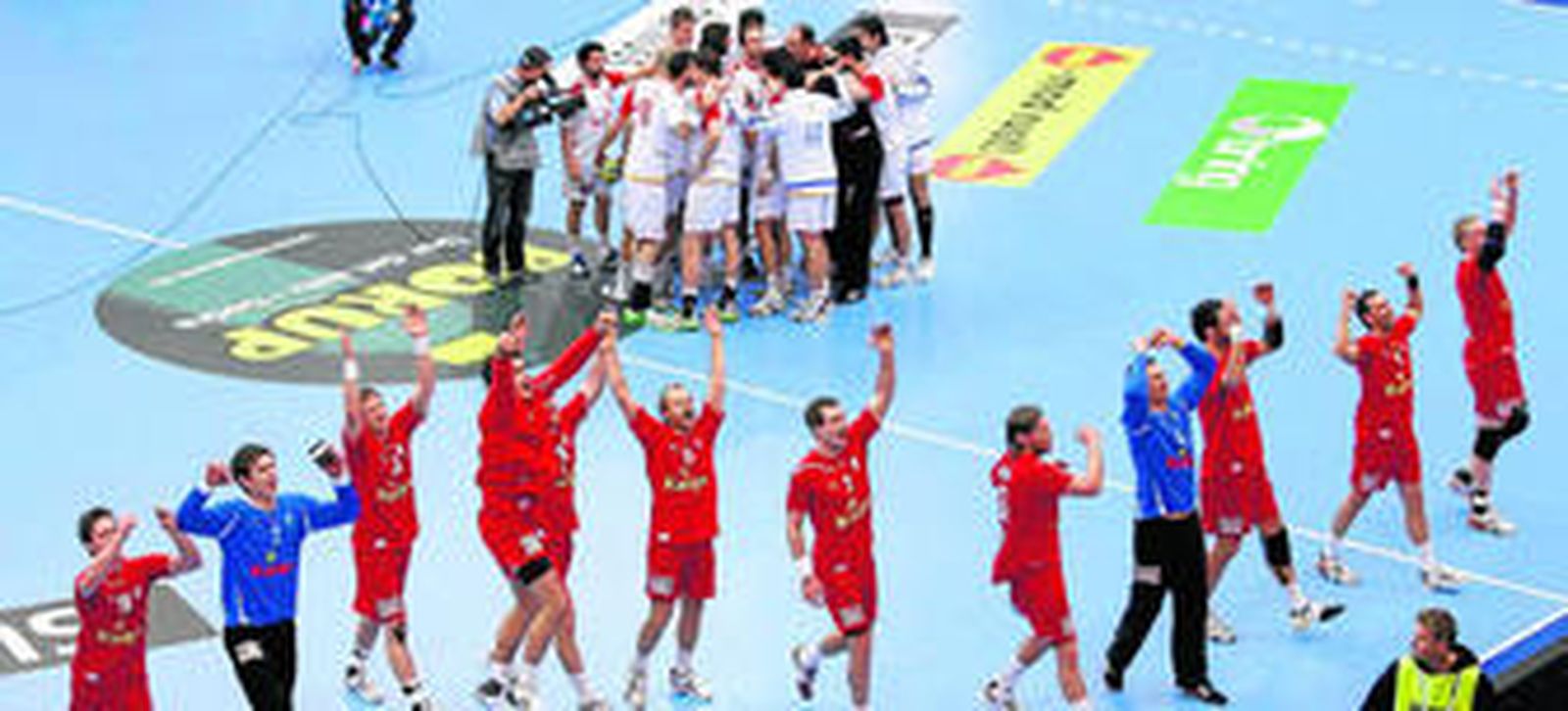 La selección danesa celebra con sus aficionados el pase a la final mientras los españoles, desencantados, hacen piña en el centro del campo.