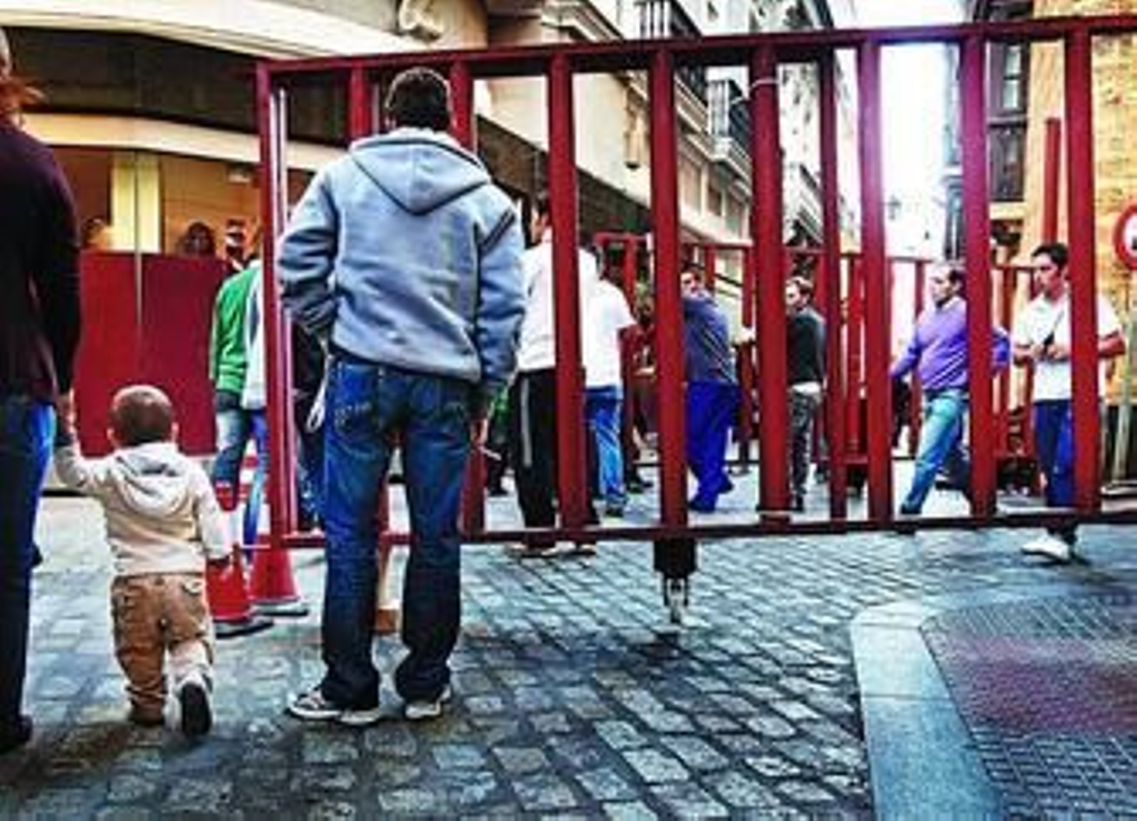 Imagen de las verjas que delimitan el perímetro de seguridad del rodaje.