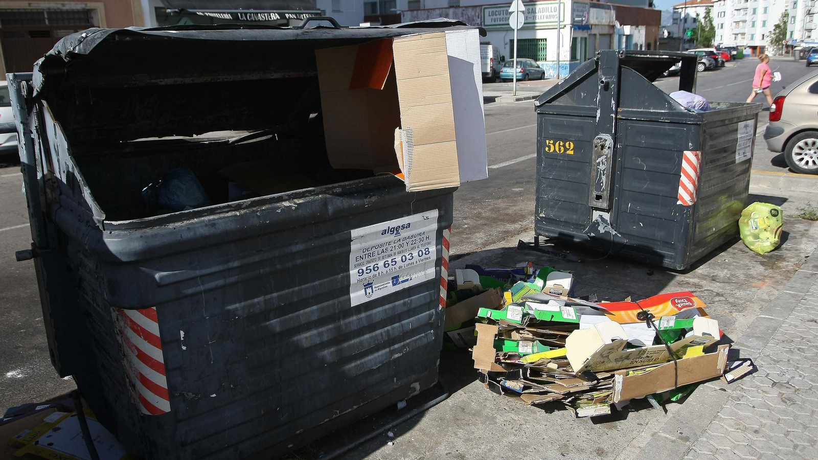 Contenedores de basura rotos en El Saladillo.