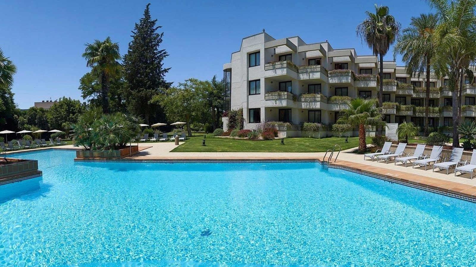 1. Hipotels Sherry Park Dirección: Avenida Alcalde Álvaro Domecq, Jerez.