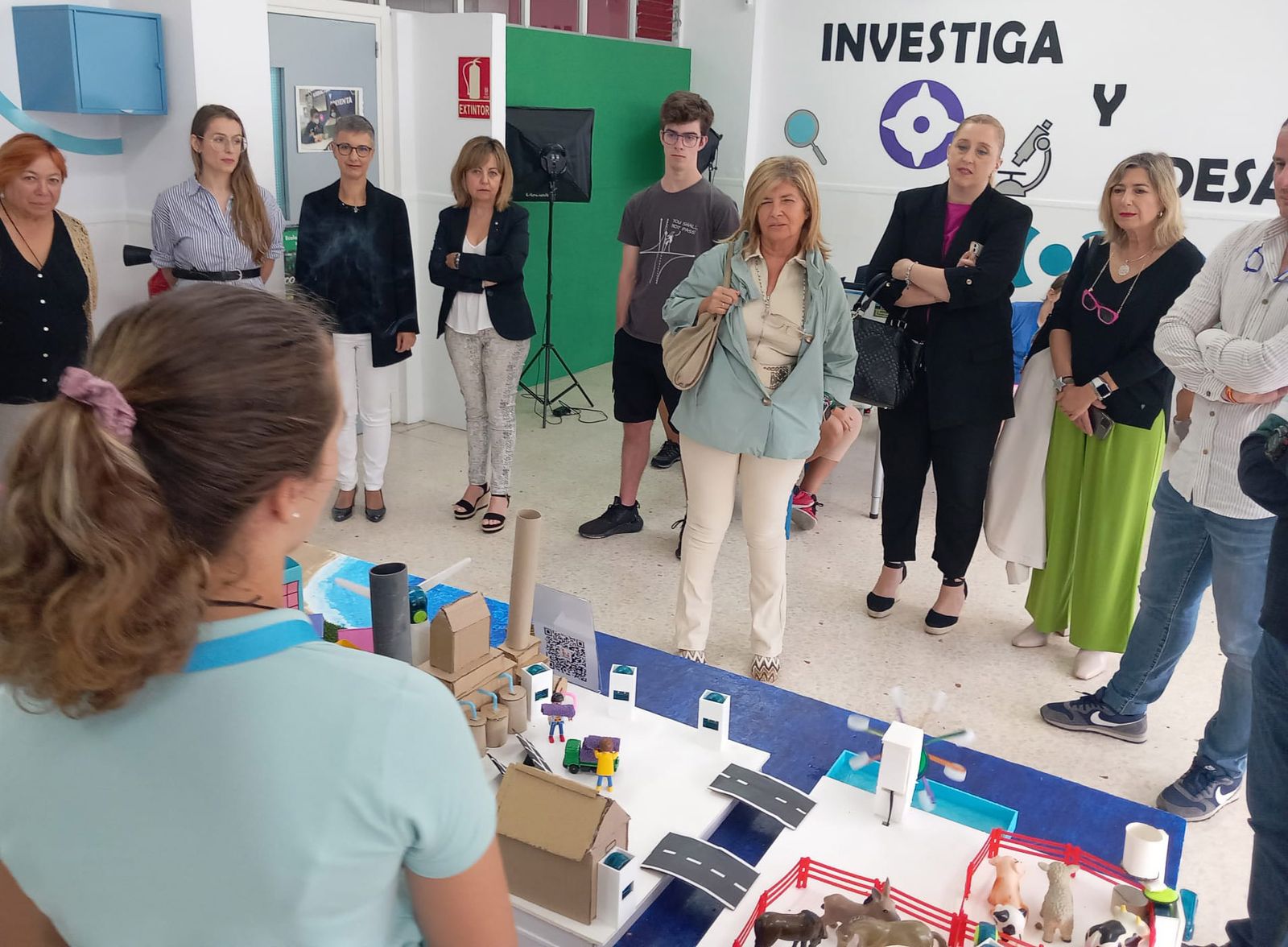 Alumnos del CEIP Taraguilla muestran sus trabajos a la delegada territorial de Desarrollo Educativo, Isabel Paredes