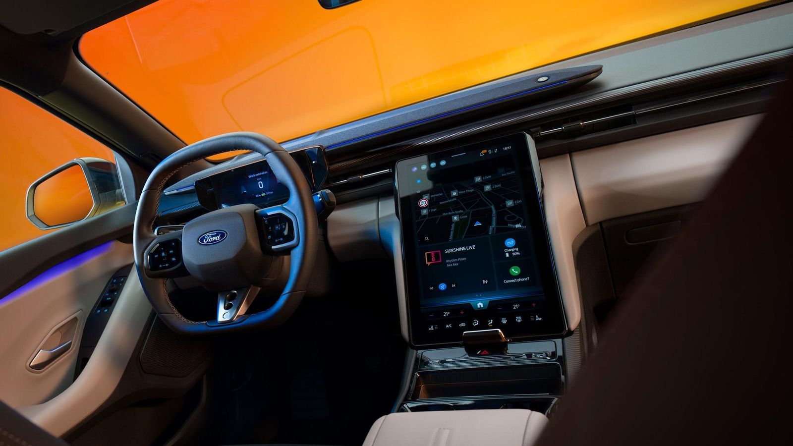 El salpicadero tiene una configuración semejante a la del Explorer en el Capri, incluyendo la movil pantalla central orientada en vertical.