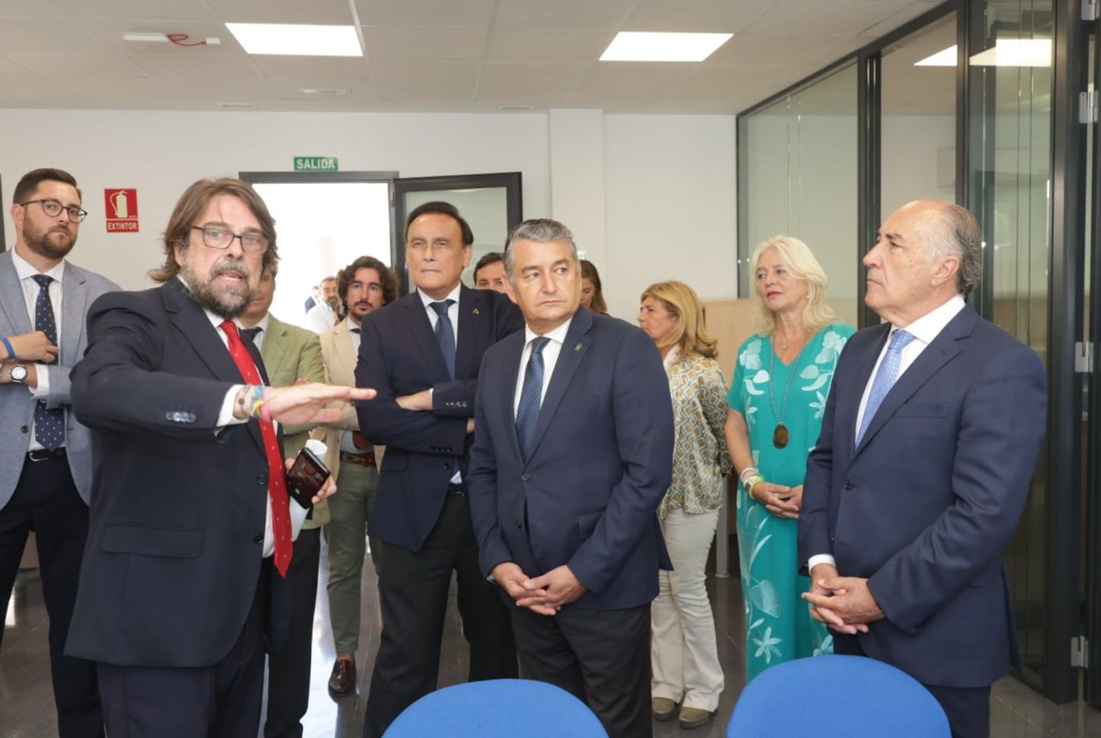 Villamandos, Sanz y Landaluce, durante la visita al CADE de Algeciras