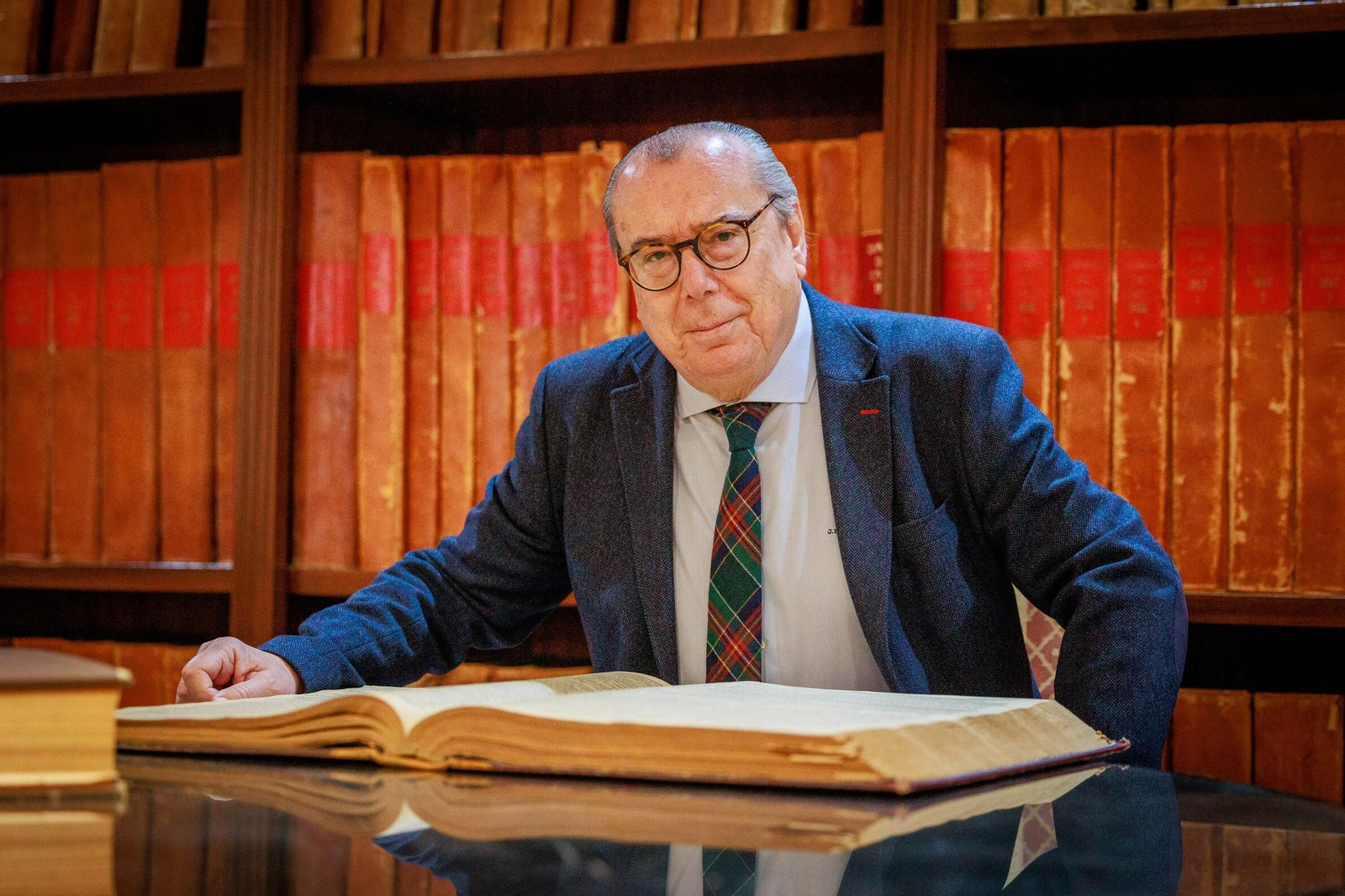 José María Otero Lacave en la hemeroteca de Diario de Cádiz.