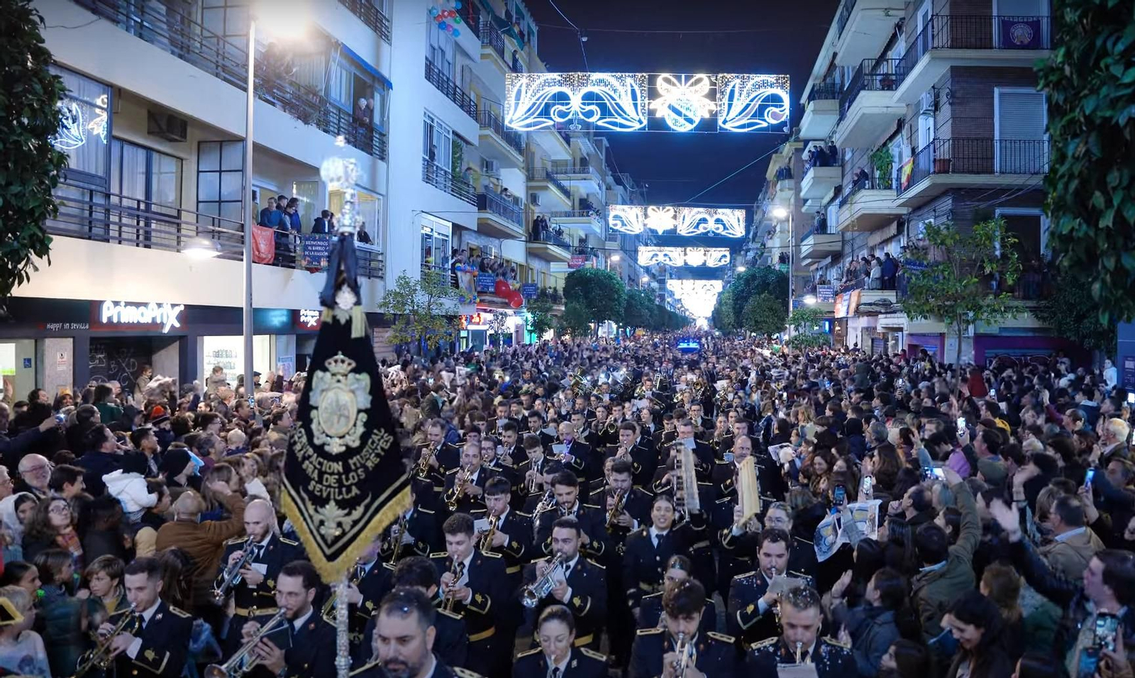 Así fue el paso de Virgen de los Reyes por la calle Asunción
