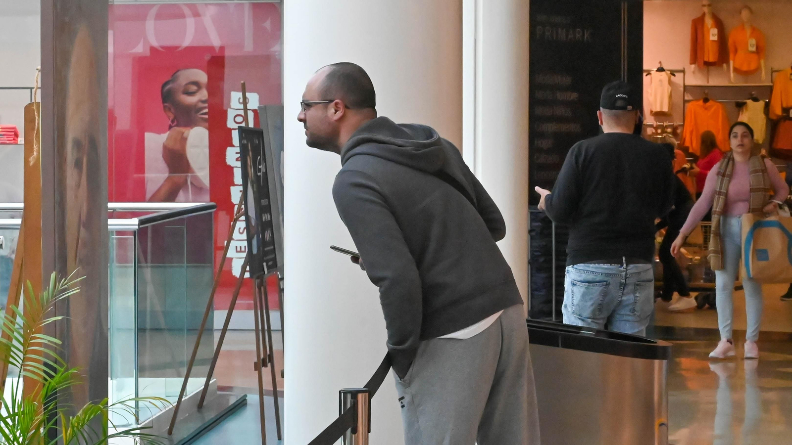 Las fotos de la Exposición 'Realismo: entre el retrato y el bodegón' de José Luis Guio