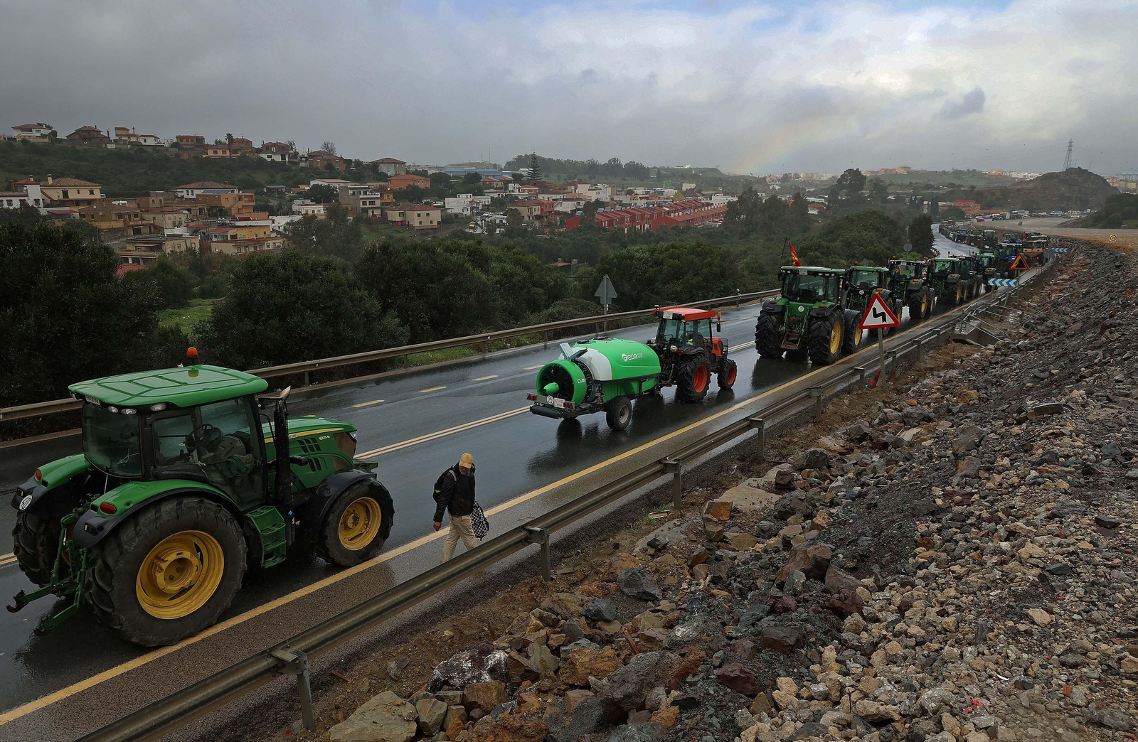 El corte del acceso sur de Algeciras por los tractoristas de Cádiz, en imágenes