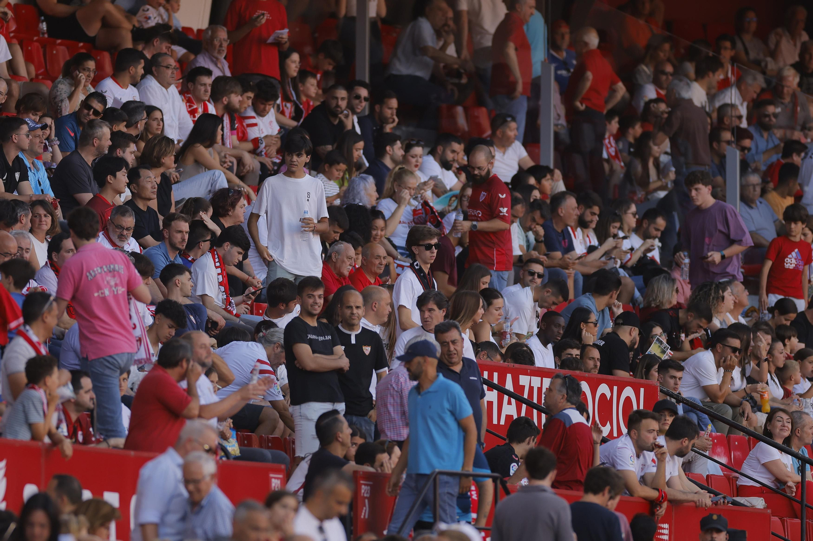 Búscate en las fotos del Sevilla-Español