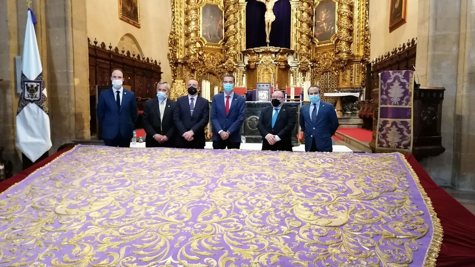 Acto de presentación del manto restaurado de la Virgen de la hermandad de la Misericordia.