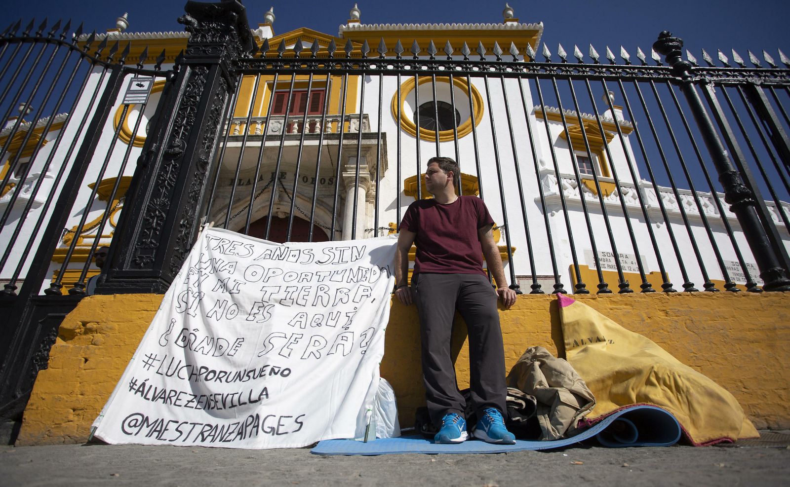 Jesús Álvarez, delante de la Puerta del Príncipe.