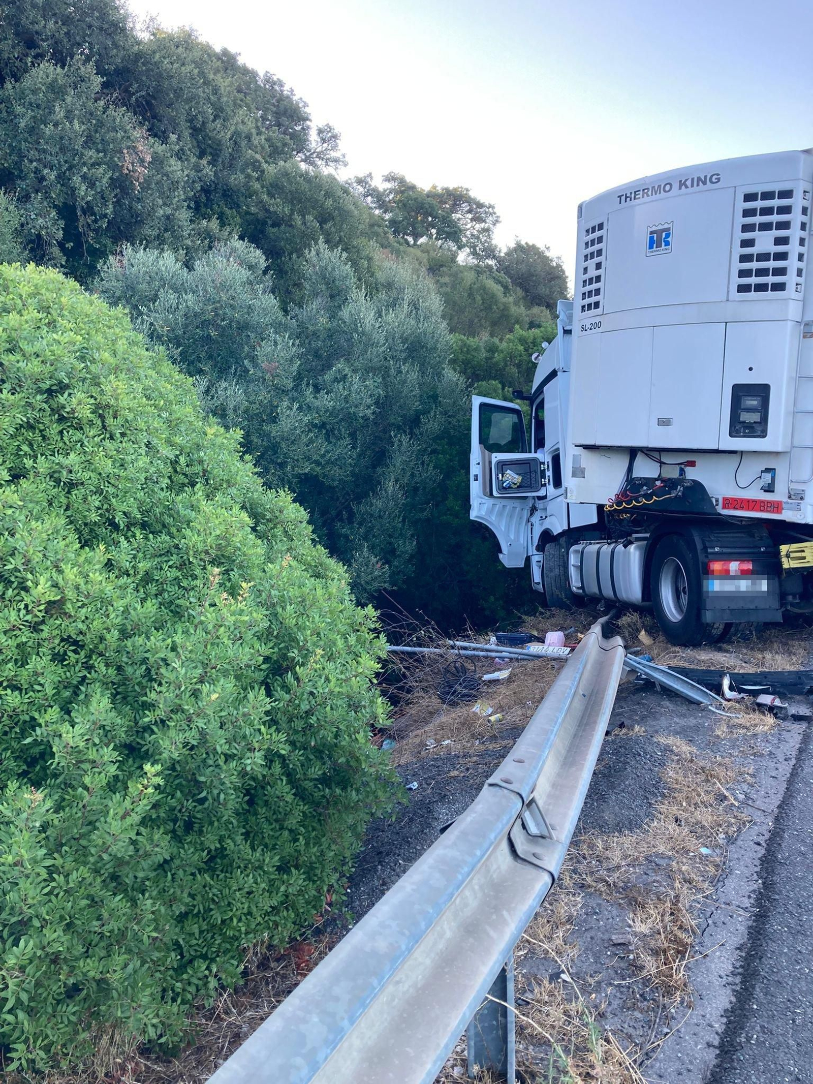 Así quedó el todoterreno arrollado por un camión en la cuneta de la A-381 en Los Barrios