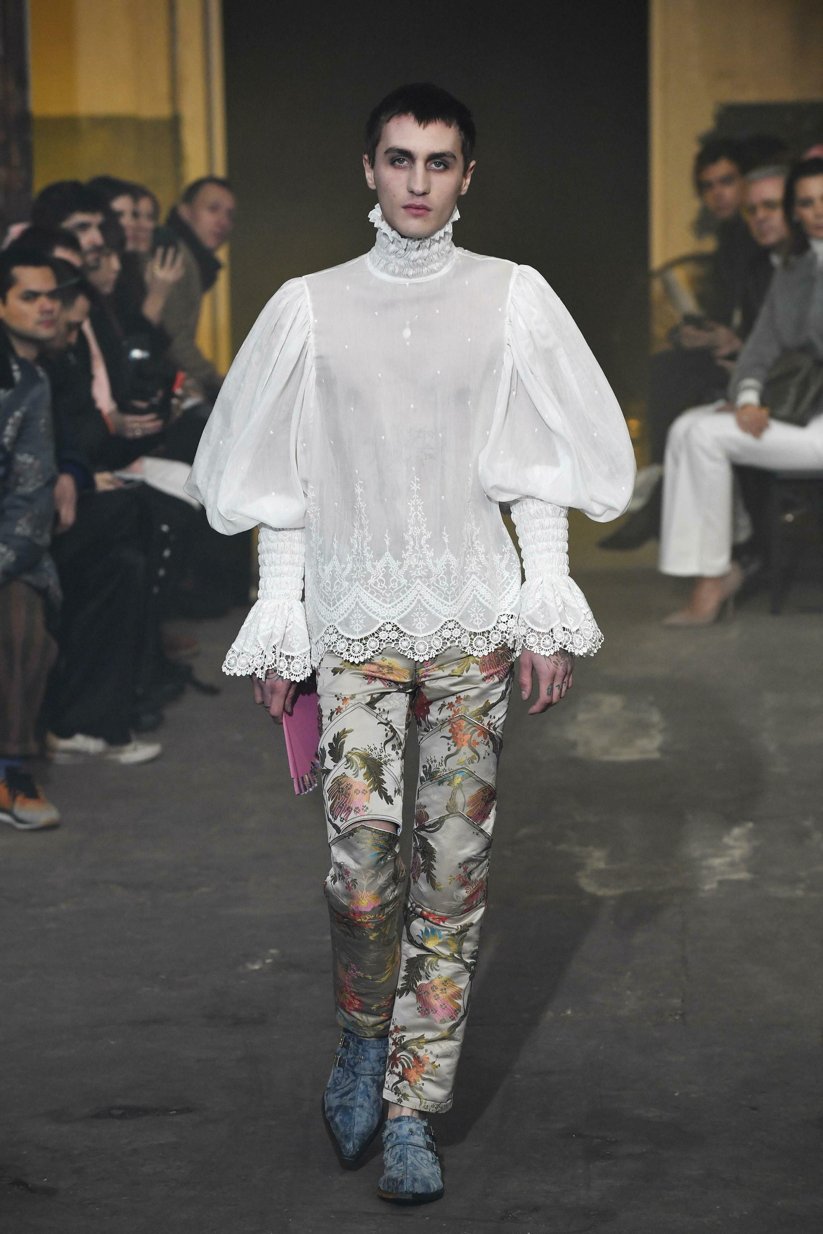 Camisa con chorrerras y pantalón de terciopelo de la colección de Palomo Spain.