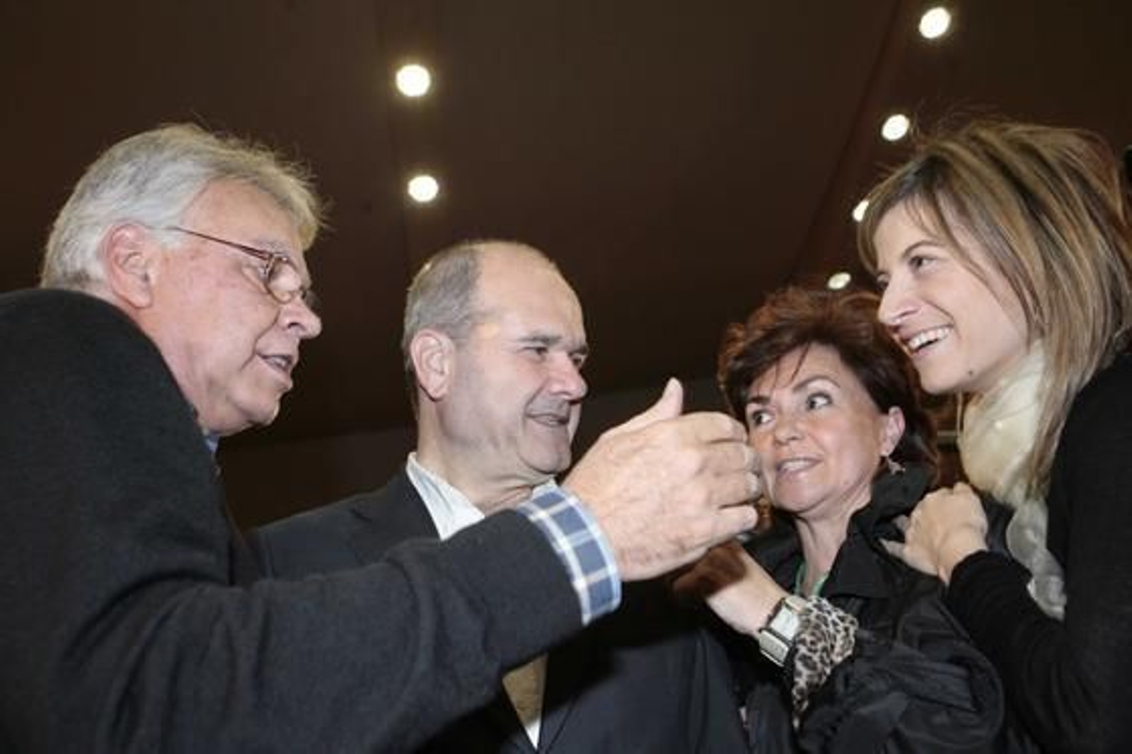 González y Chaves saludan a la ministra de Igualdad, Bibiana Aído (d), y la ex ministra de Cultura Carmen Calvo (i). / Juan Carlos Muñoz