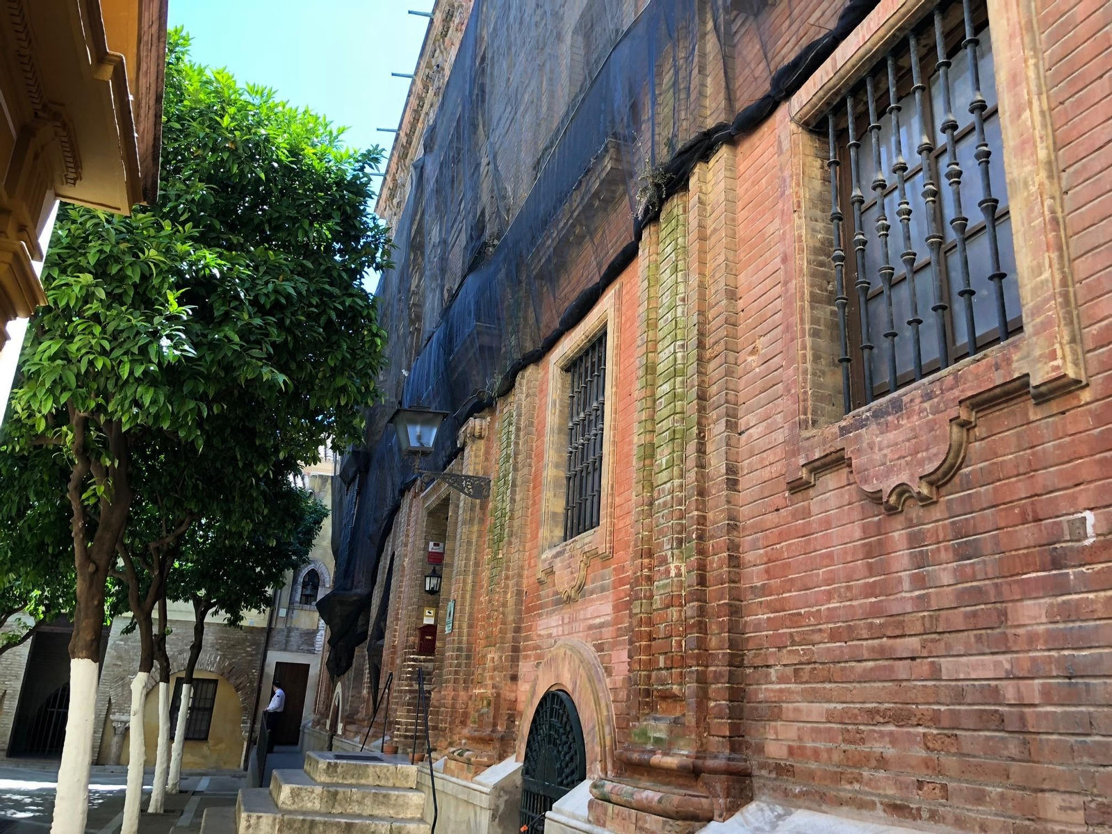 La fachada de la Capilla Sacramental protegida por una red.