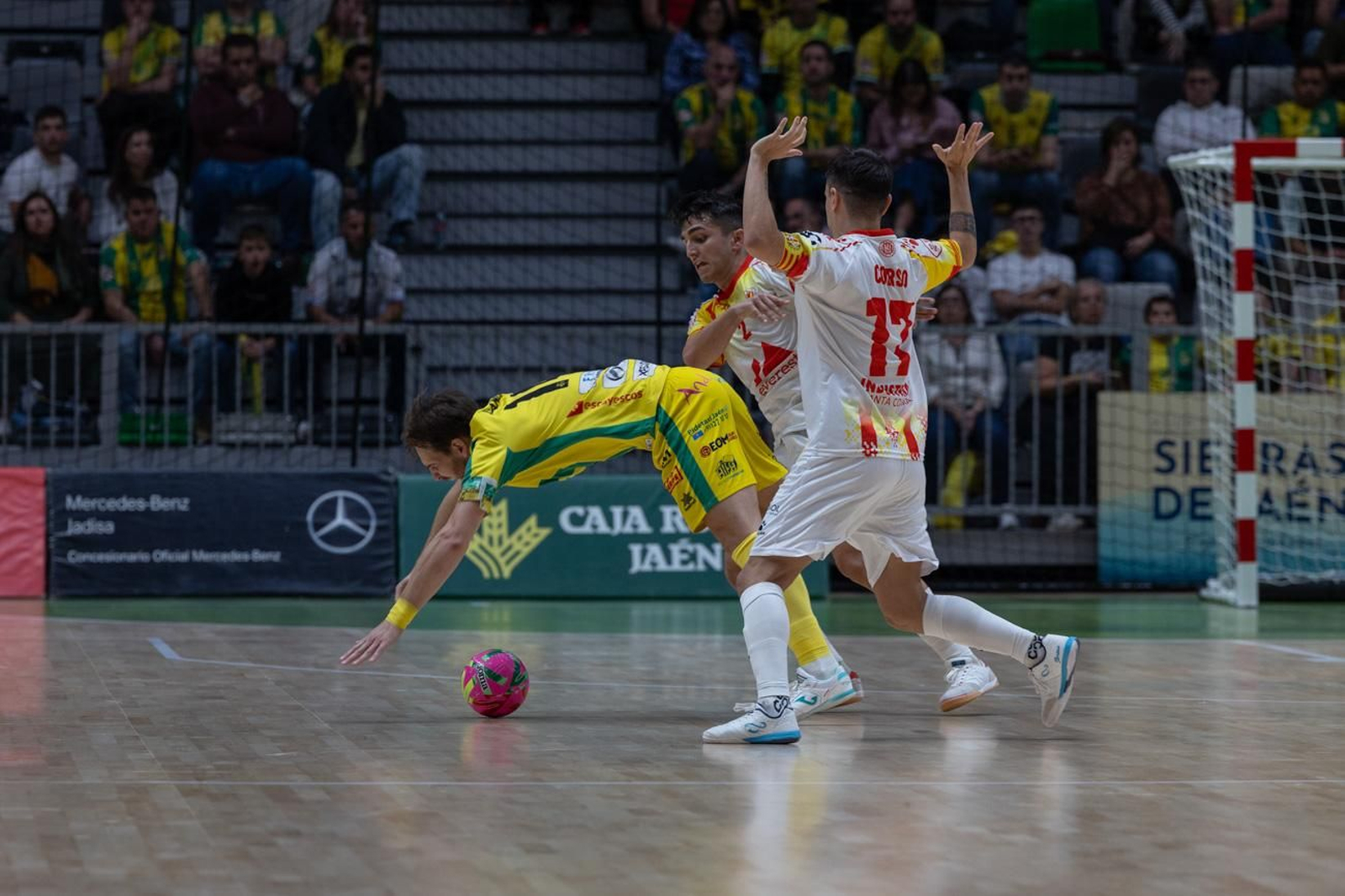 Las mejores fotos de la goleada del Jaén Paraíso Interior FS ante Industrias Santa Coloma