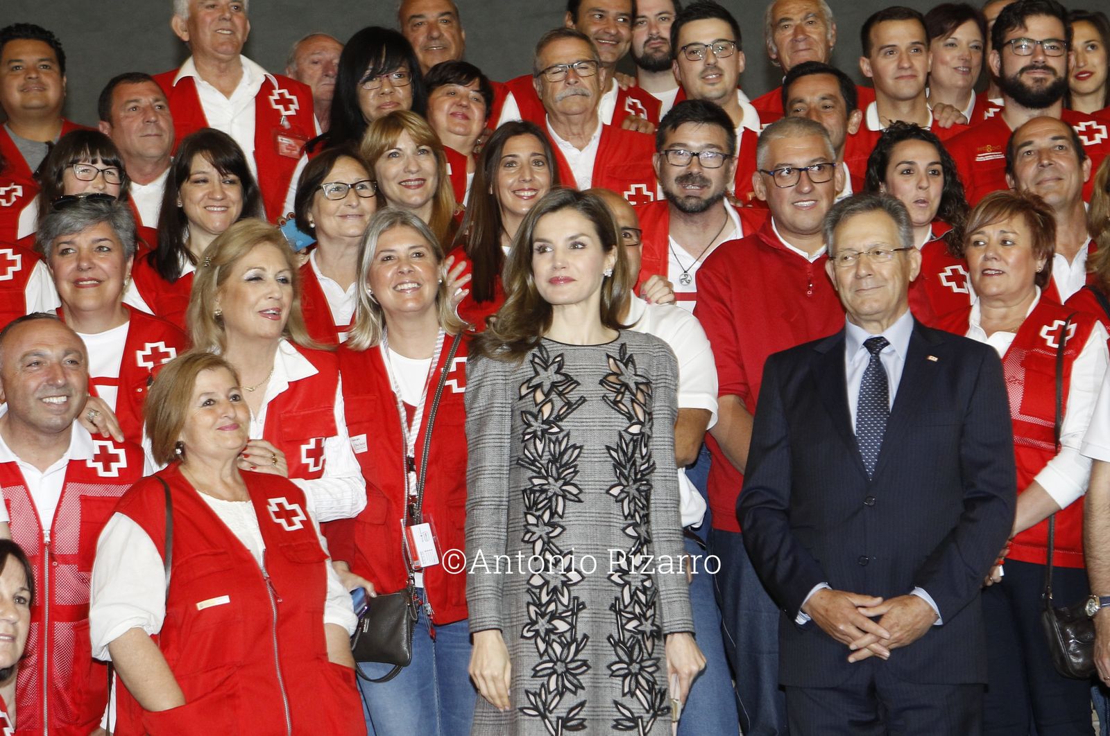 Doña Letizia con un grupo de voluntarios de la Cruz Roja.